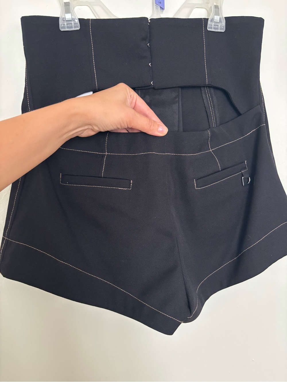 JACQUEMUS Le Raphia High-Waist Black Contrast-Stitch Women's Shorts - Picture 6 of 11